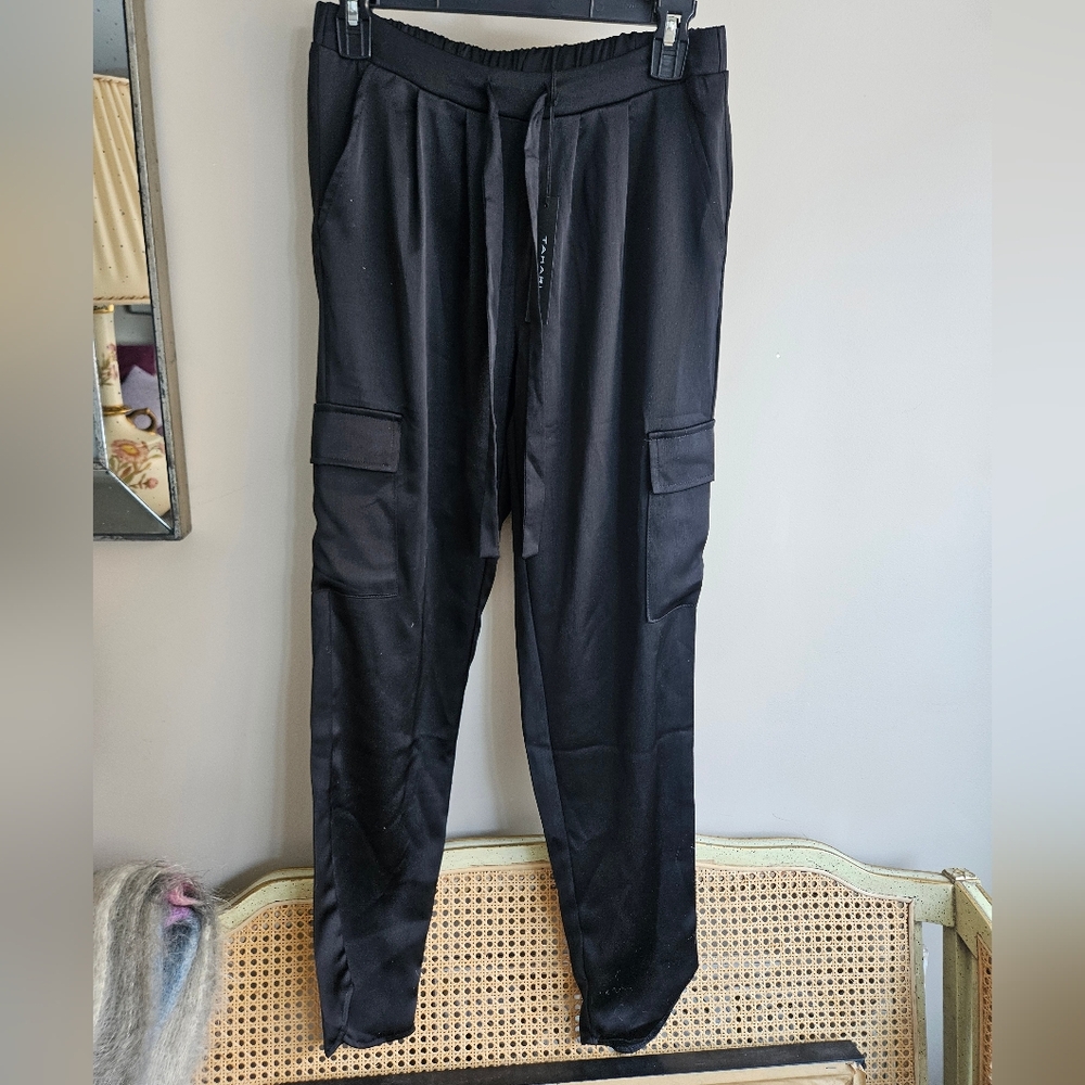 NWT Tahari Women's Black Cargo Pants - Size Small